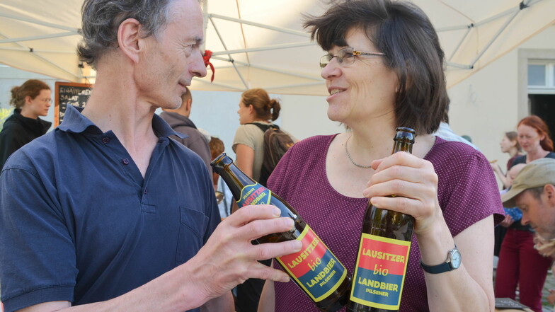 Regina und Dietgar Thiemann hats geschmeckt: Das Bio-Bier gab es beim Tag der offenen Baustellentür des künftigen Begegnungscafés.