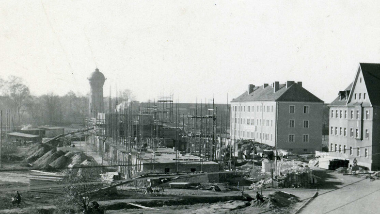 Zeitgenössisches Bild 1955 vom Baubeginn in Hoyerswerdas August-Bebel-Straße.