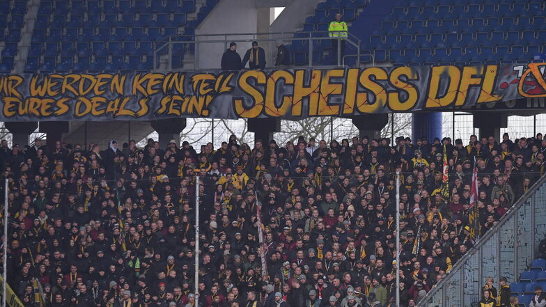 "Wir werden kein Teil eures Deals sein", heißt es auf einem Banner der angereisten Dresdner Fans - ein Protest gegen den ermöglichten Investoreneinstieg in der Deutschen Fußball-Liga (DFL)