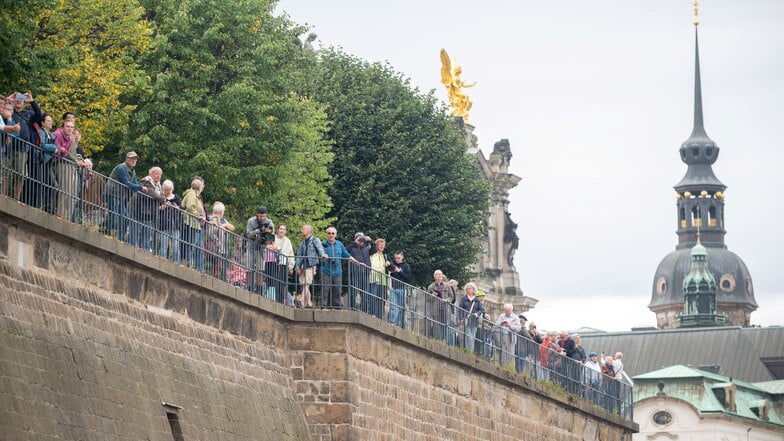 Dutzende Touristen und Neugierige haben sich am Mittwoch an der Brühlschen Terrasse versammelt...