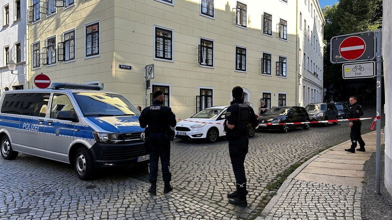 Polizisten hatten die Nikolaischule in Görlitz abgesperrt.