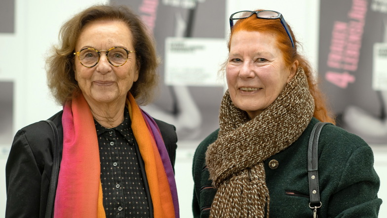 Die Fotografinnen Gerdi Sippel (r.) und Evelyn Krull bei der Eröffnung ihrer Ausstellung "Vier Frauen. Vier Leben" in Chemnitz.
