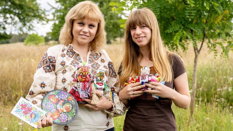 Die Künstlerinnen Natalia Titarenko (l.) und Mariia Hrydina  leben in der Ukraine und wurden vom Schwosdorfer Verein "Ostsachsen wechselt" eingeladen, ihre Petrikovka-Malerei in einem Workshop am 6. Juli vorzustellen.