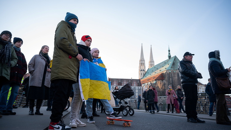 Am Dienstag fanden sich auf der Görlitzer Altstadtbrücke wieder zahlreiche Menschen aus Deutschland und Polen zu einer Solidaritätsaktion für die Ukraine ein. Am Mittwochmittag soll es hier eine Menschenkette geben.