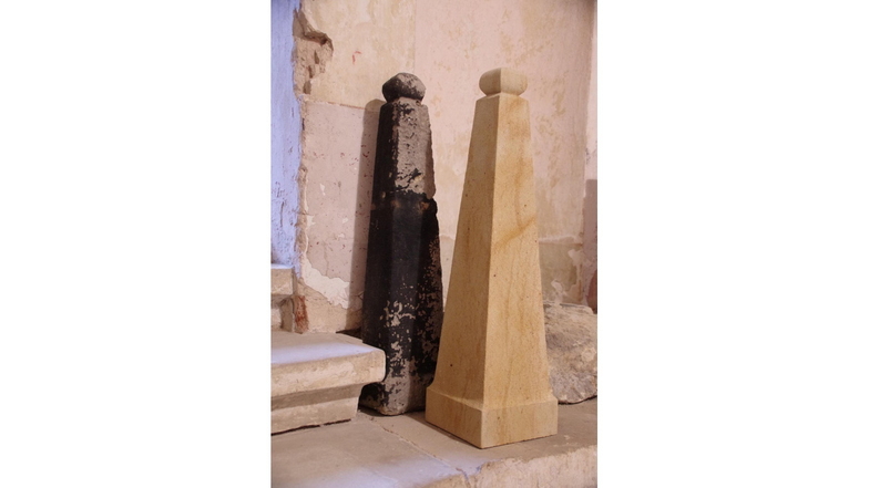 Einige Obelisken sind schon aus Sandstein gefertigt und stehen zum Einbau bereit. Im Bild ein beschädigtes Exemplar und eine originalgetreue Nachbildung.