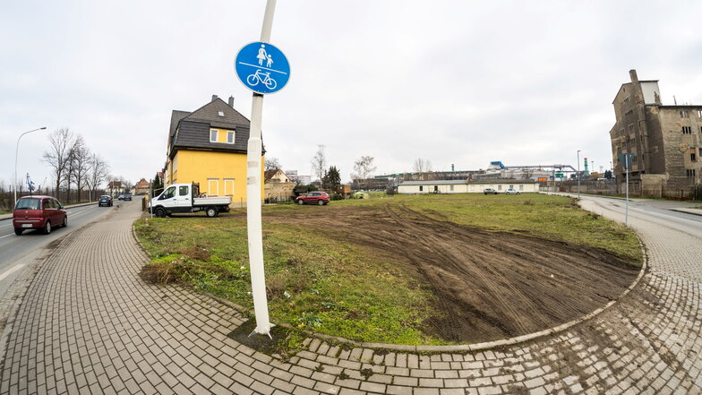 Auf dem Eckgrundstück Greifzustraße (links) und Haldenstraße stand bis 2009 ein großes Haus. Die Stadt ließ es abtragen – und hat die Brache nun an Feralpi veräußert.