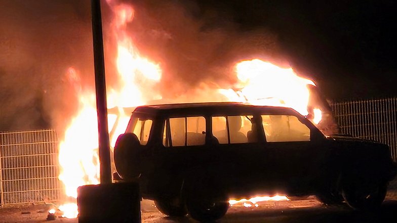 Nachts kurz nach 2 Uhr: Großer Feuerwehreinsatz auf der Festwiese in Radebeul-Kötzschenbroda. Zwei Fahrzeuge stehen in Flammen, links der VW-Bulli der Besitzerin, die darin übernachtete.
