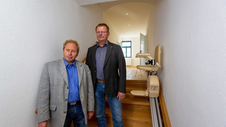 Dieter Kriegelstein (li.) und André Börner stehen in der oberen Etage des Dorfgemeinschaftshauses Limbach. Diese wurde saniert und ist nun barrierefrei zu erreichen.