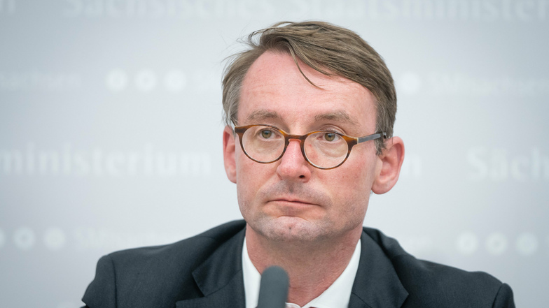 Sachsens Innenminister Roland Wöller setzt künftig einen Sicherheitskoordinator ein, um auch Behörden-internen Extremismus zu bekämpfen.
