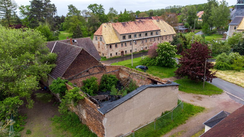 Die Stadt will das verfallene Gehöft im Rittergut Ziegra abreißen lassen. Das ehemalige Herrenhaus im Hintergrund steht unter Denkmalschutz.