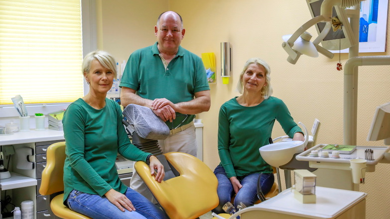Bis Ende März noch ein Team: Zahnarzt Frank Bigalke mit den Schwestern Chris Heinrich (links) und Yvonne Tübel (rechts).