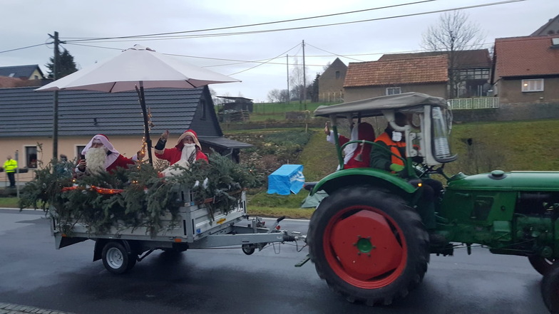 Mit dem Traktor zuckeln die Weihnachtsmänner durch den Ort. Bereits 2020 brachte die Aktion den Königshainern eine Weihnachtsfreude.