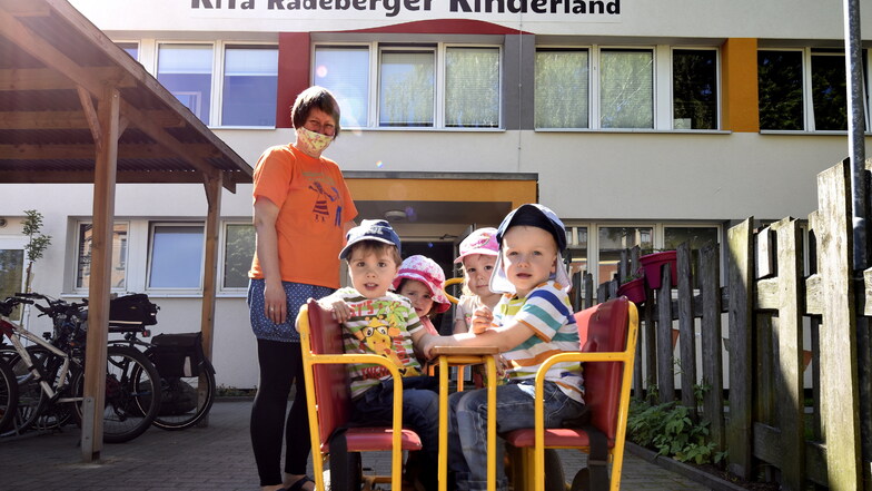 Erzieherin Jane Tanneberger und ihre Tigerkinder fühlen sich wohl in der Kita „Radeberger Kinderland“. Das Gebäude wurde in den vergangenen Jahren modernisiert.