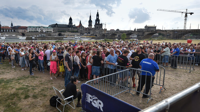 12.000 Fans warten am Freitag auf Einlass zur ersten Kaiermania am Elbufer.