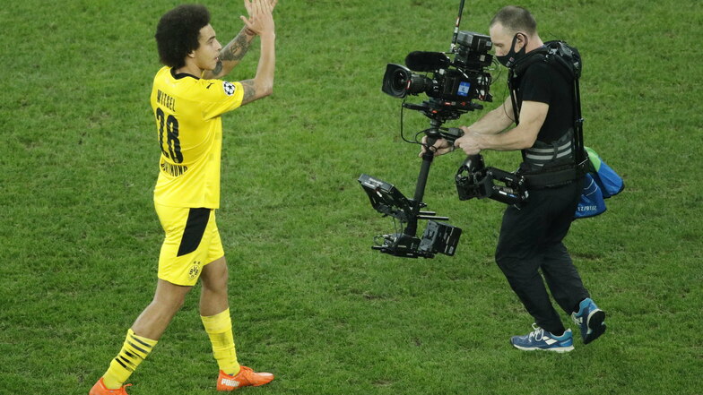 Dortmunds Axel Witsel freut sich nach dem Spielende über den Gruppensieg.