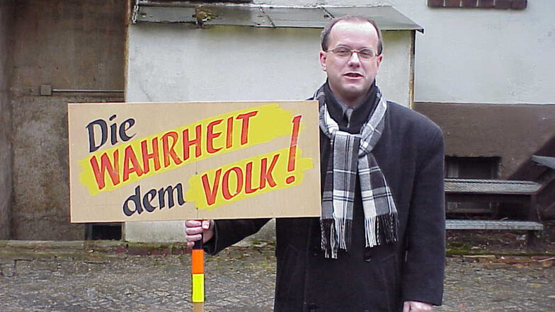 Während seiner Arbeit im Gaskombinat in Schwarze Pumpe verteilte Skora 1989 die Flugblätter der Opposition vom Neuen Forum. Später demonstrierte er mit diesem Schild (hier 2000). Er hat es bis heute.