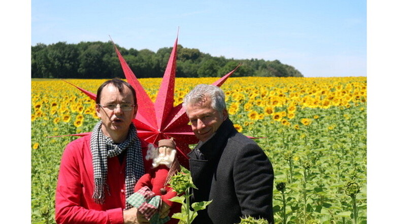 Frank Fröhlich (l.) und Peter Ufer verbreiten Advent-Stimmung im Sommer. Am Freitag sind sie Schönfelder Zauberschloss zu sehen.