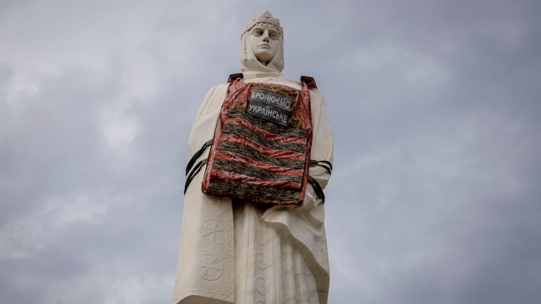 Auf dem Platz vor dem Michaelskloster in Kiew wurde das riesige Denkmal der Heiligen Olga symbolisch mit einer Schutzweste versehen.