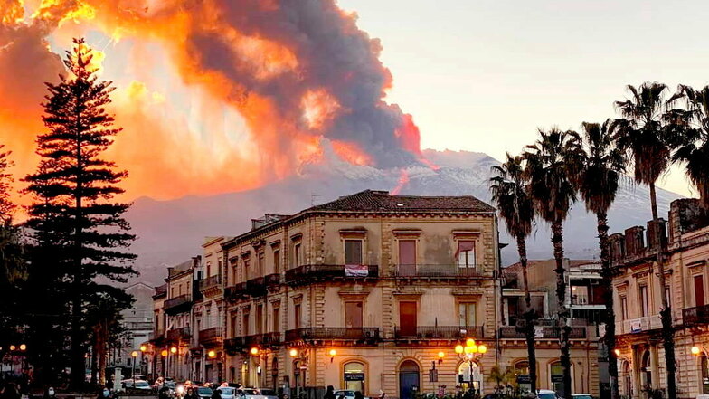 Italien, Catania: Rauschschwaden und Lava steigen aus dem Vulkan Ätna auf.