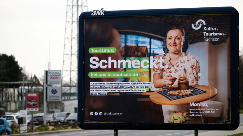 Wiedererkannt? Wie hier auf der Dresdener Straße in Bautzen wirbt Monika Lukasch nun in Sachsen auf Großplakaten für die Gastronomie und die Region Oberlausitz.