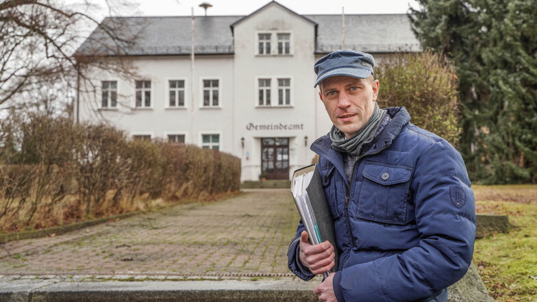 Der Großpostwitzer Bürgermeister Markus Michauk vor dem alten Gemeindeamt, aus dem ein medizinisches Versorgungszentrum werden soll. Für den Umbau nimmt die Gemeinde jetzt einen Kredit auf.
