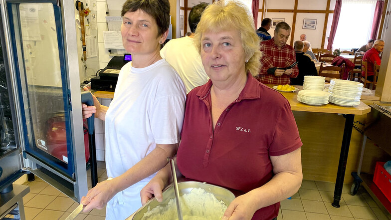 In der Küche des Zittauer Sport- und Freizeitzentrums werden nur noch wenige Mitarbeiter gebraucht. Elke Helbig und Anett Paul (r.) werden sich mit ihren Kollegen in der Kurzarbeit abwechseln.