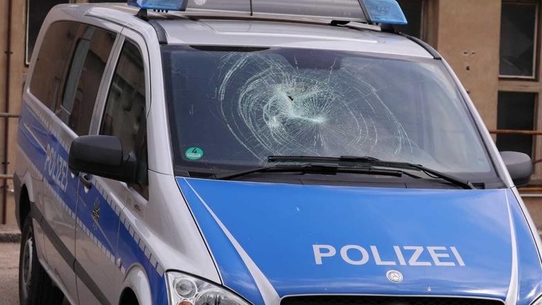 Im Dresdner Hechtviertel ist ein Streifenwagen der Polizei bei einer unangemeldeten Demo beschädigt worden.