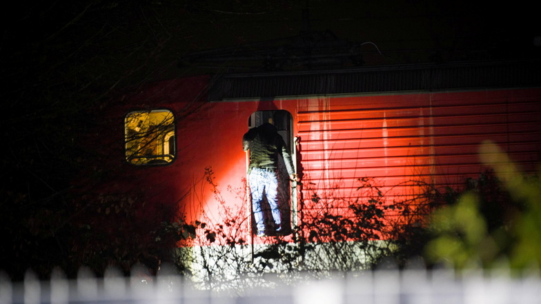 Eine Lock steht an der Unfallstelle in Recklinghausen: Hier wurden zwei Kinder von einem Güterzug erfasst.