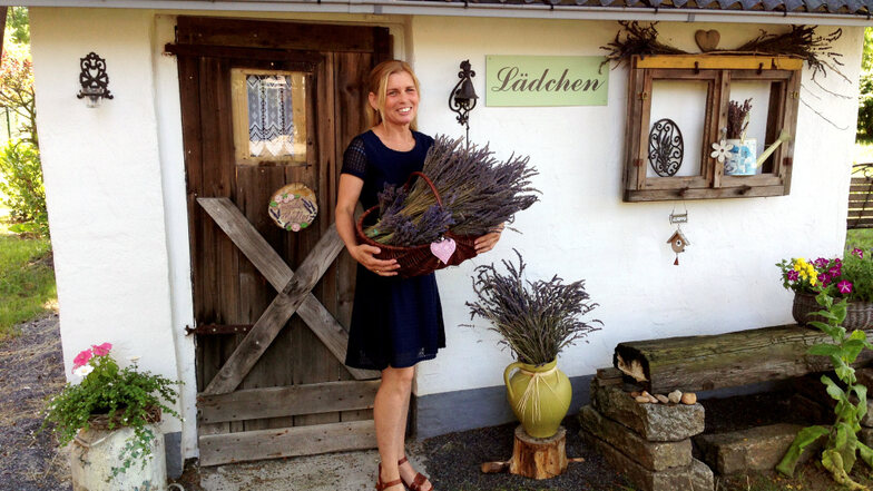 Yvonne Müller vor ihrem Lavendellädchen an der Bernsdorfer Eisenwerkstraße 7 b – mit, klar, einem Lavendelstrauß. Am morgigen Sonnabend können sich Besucher im kleinen, nostalgisch ausgestatteten Häuschen und Garten umschauen.