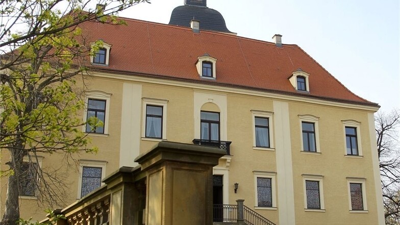 Schloss Hirschstein ist größtenteils saniert, steht aber seit Jahren leer. Zu DDR-Zeiten und auch noch nach der Wende befand sich darin eine Kinderklinik. Der Landkreis schenkte das Schloss der Gemeinde Hirschstein.