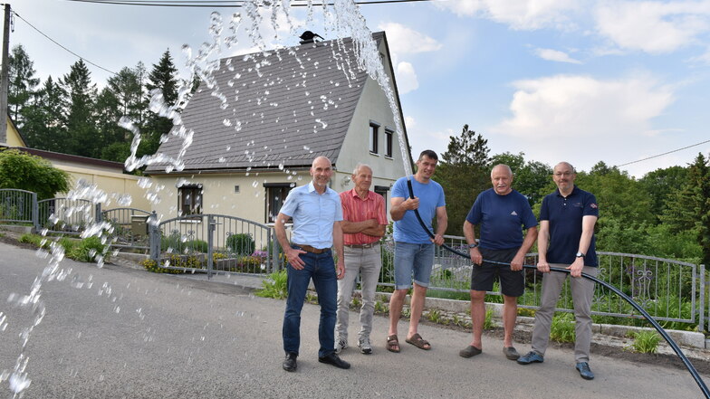 Vereinschef Ingo Löffler nimmt mit Werner Hauswald, Bauunternehmer Heiko Schiebel, Wolfram Köhler und Tilo Voigt (von links) symbolisch die neue Trinkwasserversorgung in Rückenhain in Betrieb.