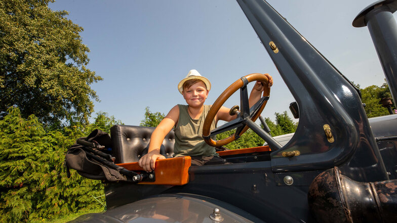Landmaschinen ausgestellt. Ben aus Lohmen sitzt auf dem Traktor Lanz Bulldog 9406 seines Opas.