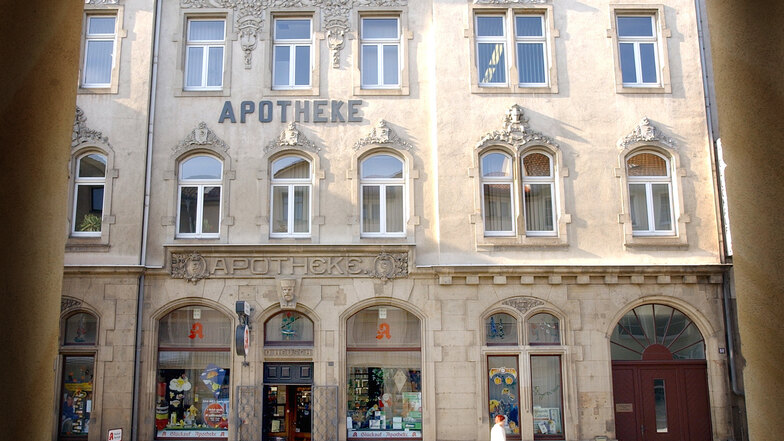 Der Glück-Auf-Apotheke in Freital am Rathaus fehlt es zum Mischen von Desinfektionsmittel derzeit an Grundsubstanzen.