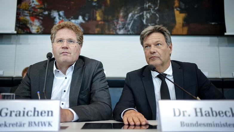 Robert Habeck (r, Bündnis 90/Die Grünen), Bundesminister für Wirtschaft, und Patrick Graichen, Staatssekretär im Wirtschaftsministerium, vorm Ausschüsse für Wirtschaft des Bundestages.