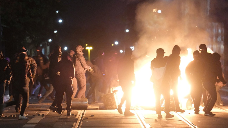 "Tag X" in Leipzig: Autonome an einer brennenden Barrikade. Die gewalttätigen Proteste gab es nach der Verurteilung der Studentin Lina E. zu fünf Jahren und drei Monaten Haft.