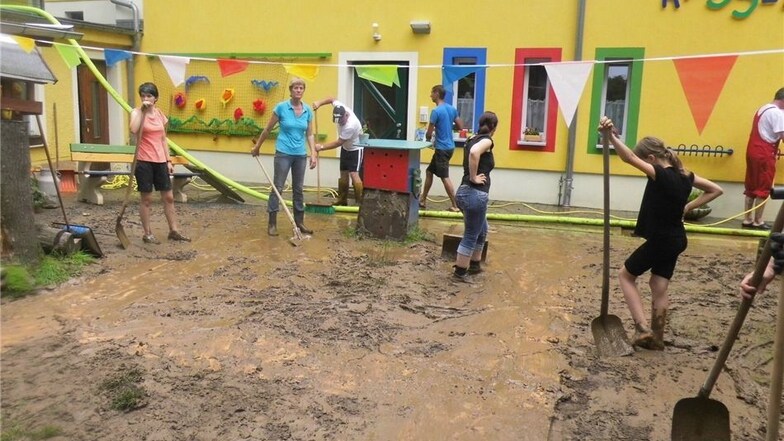 Der Platz vor dem Kindergarten war schon für das Dorffest geschmückt. Statt gefeiert haben die Berreuther dann aufgeräumt.