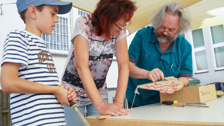 Im Bautzener Stadtmuseum können Ferienkinder viel erleben, unter anderem unter der Anleitung von Ulrich Schollmeyer ein Schwirrholz - ein Instrument aus der Steinzeit - bauen. Rafael hat es am Mittwoch mit seiner Oma Gabriele Schür ausprobiert.
