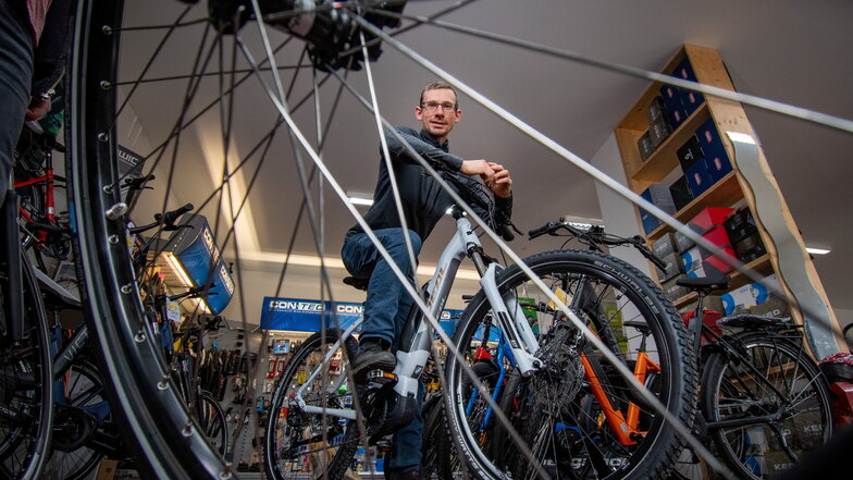 Jens Böber vom Fahrradladen "Radsport Döbeln" hat noch das eine oder andere E-Bike im Angebot. Wegen der gestiegenen Nachfrage ist das jedoch nicht überall so.