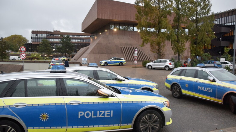 Einsatzfahrzeuge der Polizei stehen auf dem Gelände der Hochschule der Bundesagentur für Arbeit, wo es am 27. Oktober eine Bombendrohung gab.