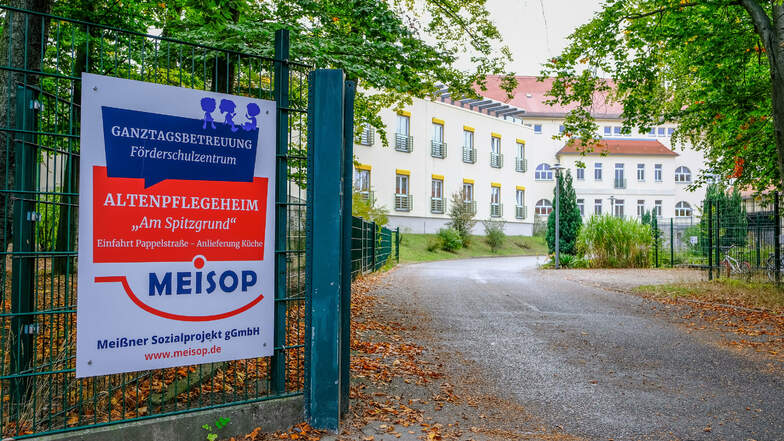 Das Heim zur Betreuung von Behinderten in der Coswiger Friedewaldstraße. Vom Landratsamt wurde schon vor dem Wochenende ein Betretungsverbot verhängt.
