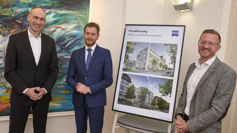 Matthias Gohl (l.) und Alfred Mönch (r.) von Zeiss Digital Innovation erläuterten Ministerpräsident Michael Kretschmer ihre Neubaupläne in Dresden.