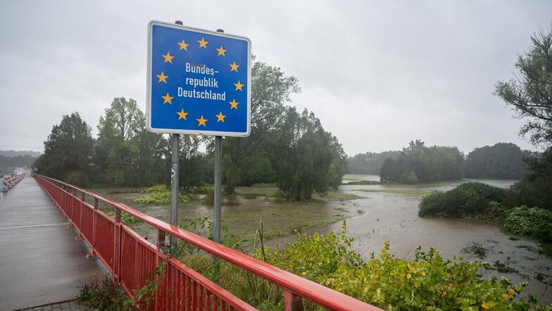 Überflutete und unter Wasser stehende Wiesen  beim Grenzübergang Görlitz-Hagenwerder,