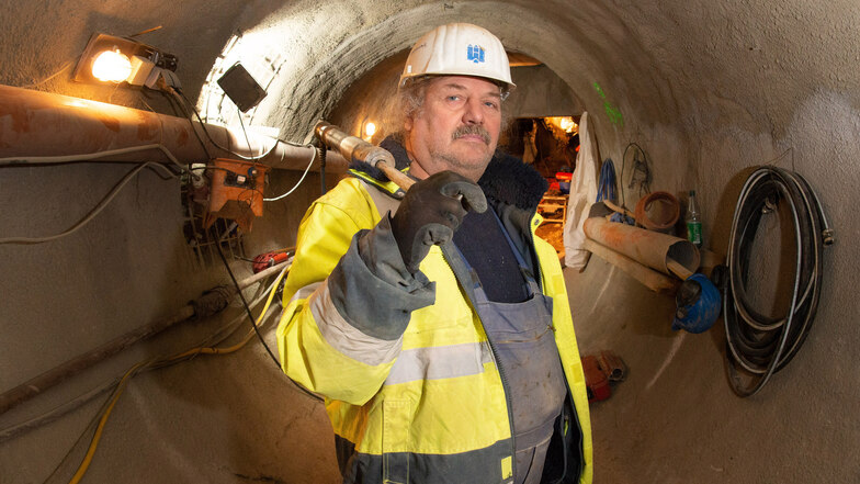 Norbert Kunze baut mit seinen Kollegen einen Tunnel in Tolkewitz. Etwa einen halben Meter kommen die Spezialtiefbauer täglich voran. Eingebaut werden hier später große Rohre für den Altstädter Abfangkanal.