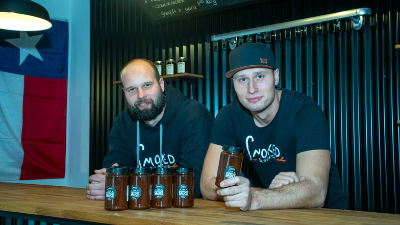 Die Brüder Norman (l.) und Robert Grützner führen das Unternehmen Smoked Barbecue in Bischofswerda.