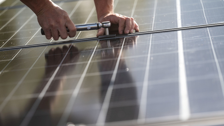 Solarpaneele auf dem Dach sind eine Möglichkeit der Nutzung erneuerbarer Energien.