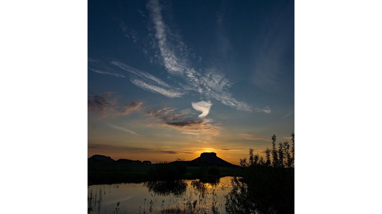 Sonnenuntergänge werden ja im Elbsandsteingebirge oft und gern fotografiert. Eine seiner Aufnahmen sandte Dirk Frenzel ein. Die zeigt den Hörnelteich bei Gohrisch im Vordergrund.