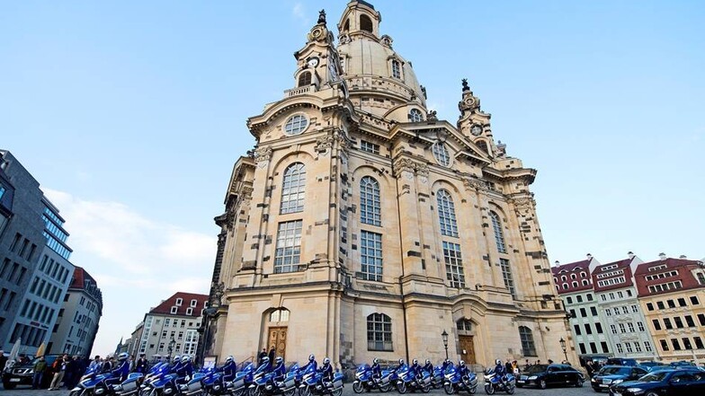Die Motorradstaffel der Polizei geleitet die Limousine der Staatspraesidentin von Suedkorea, Park Geun-hye nach deren Besuch in der Frauenkirche in Dresden.