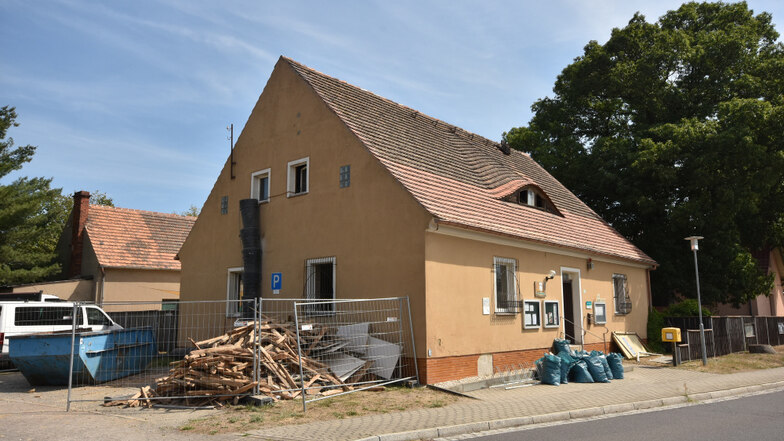 Aus der alten Schule in Bluno soll in einem Jahr ein Dorfgemeinschaftshaus geworden sein, das auch für Touristen Anlaufpunkt ist. Vergangene Woche haben die Entkernungsarbeiten begonnen.