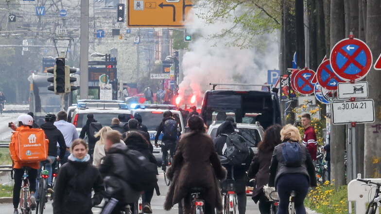 Teilnehmer einer linken Demonstration zünden Pyrotechnik im Süden Leipzigs.