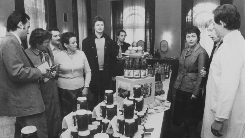 1983 lädt der Rat des Bezirkes Köche und Verantwortliche für Arbeiterversorgung und Schülerspeisung ins Italienische Dörfchen ein. Dort demonstrierten Fachleute die verschiedensten Möglichkeiten, den Apfel und seine Vitamine geschmackvoll anzubieten.